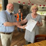 Ap Lammers schut de hand van de vertegenwoordigster van de Speeltuin