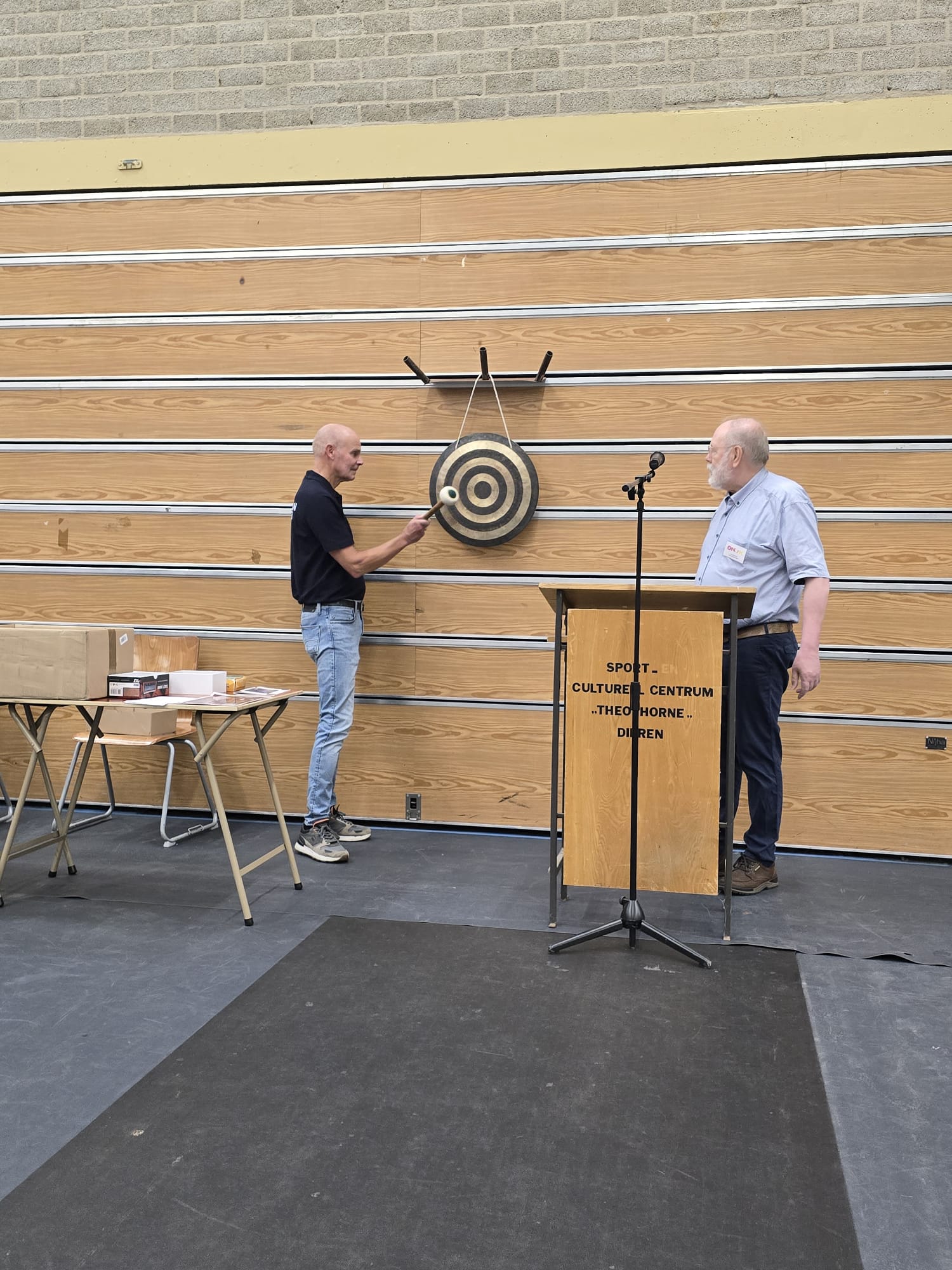 Dirko Curre slaat op de gong (foto AL)