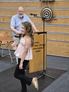 Evienne Jongejan ontvangt de stimuleringsprijs (foto org)