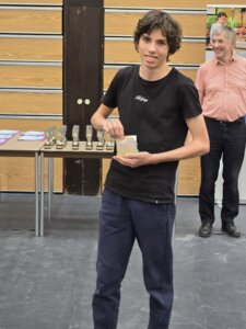 Jesse Frederiks ontvangt de stimuleringsprijs (foto org)