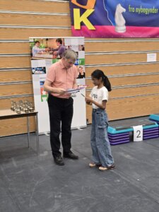 Peter Scheeren reikt de prijs uit aan Anumitra (foto Org)